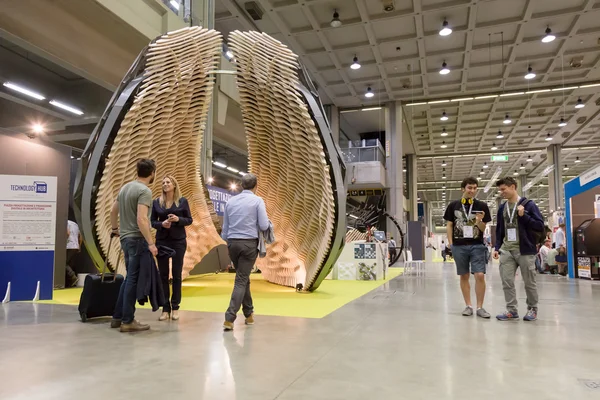 Pessoas que visitam o Centro de Tecnologia em Milão, Itália — Fotografia de Stock