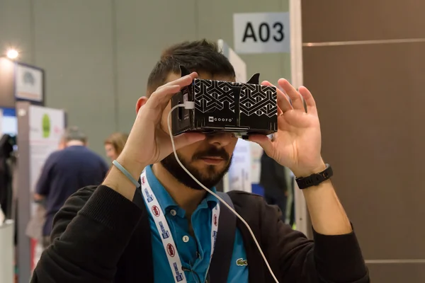 Mann versucht Virtual-Reality-Headset an Technologie-Hub in Mailand, i — Stockfoto