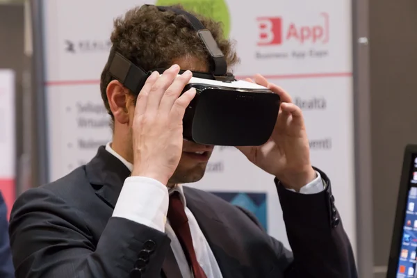 Člověk, který zkouší virtuální realitu v technologickým rozbočovači v Miláně, — Stock fotografie