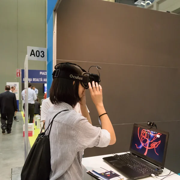 Mujer probando auriculares de realidad virtual en Technology Hub en Milán , — Foto de Stock