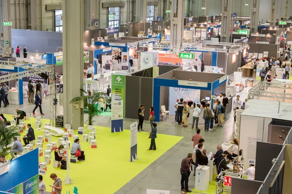 Blick von oben auf Menschen und Stände im Technologiezentrum in Mailand, Italien — Stockfoto