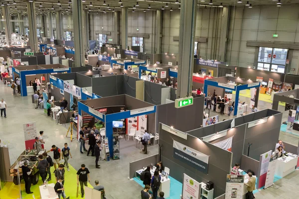 Blick von oben auf Menschen und Stände im Technologiezentrum in Mailand, Italien — Stockfoto