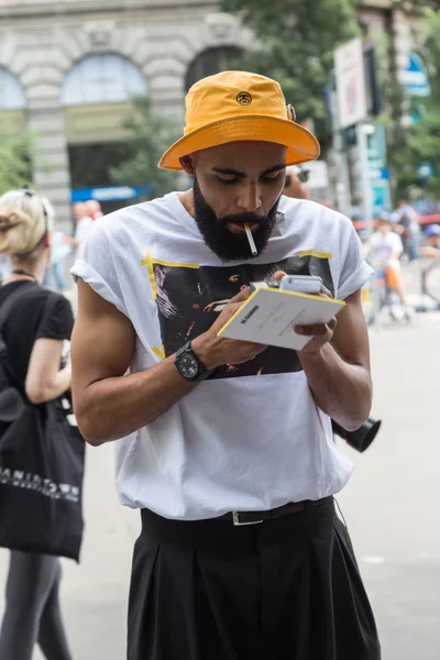 El hombre a la moda posig durante la Semana de la Moda de Milán Hombres —  Fotos de Stock