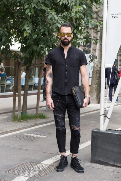 Fashionable man posig during Milan Men's Fashion Week — Stock Photo, Image