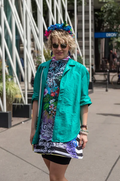 Mujer de moda posig durante Milan Semana de la Moda Masculina —  Fotos de Stock