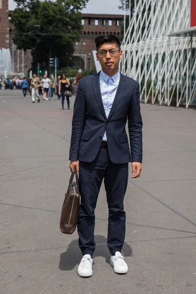 Milano Erkek Moda Haftası sırasında moda adam posig — Stok fotoğraf