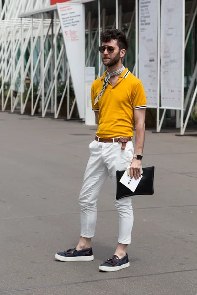 Posig homme à la mode pendant la Fashion Week Milan hommes — Photo