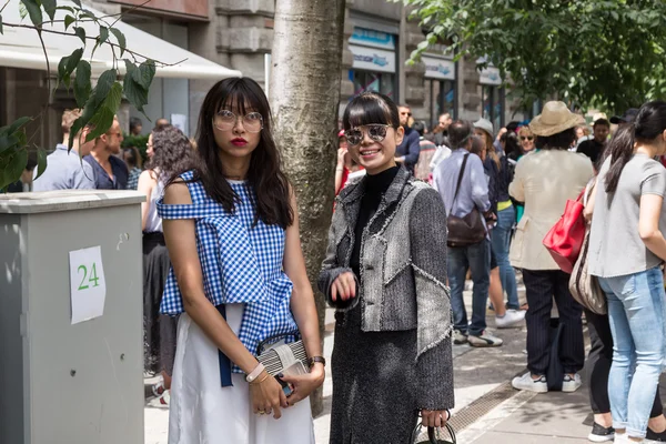 Milano Erkek Moda Haftası sırasında iki şık kadın posig — Stok fotoğraf