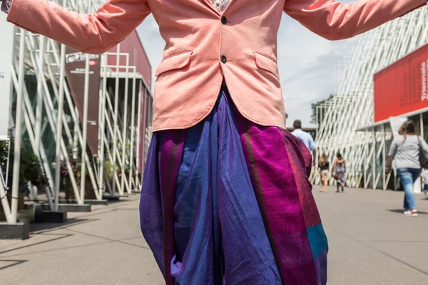 Detalhe de um homem na moda posig durante Milan Men 's Fashion Wee — Fotografia de Stock