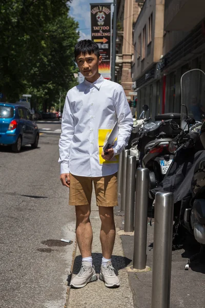 Homme à la mode posant pendant la Fashion Week de Milan — Photo