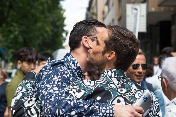 Modieuze mensen tijdens de mannen van de Milan Fashion Week — Stockfoto