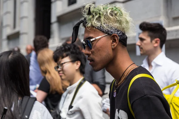 Muodikas mies poseeraa Milanon miesten muotiviikolla — kuvapankkivalokuva