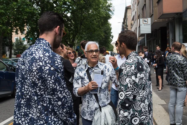 Des gens à la mode pendant la Fashion Week de Milan — Photo