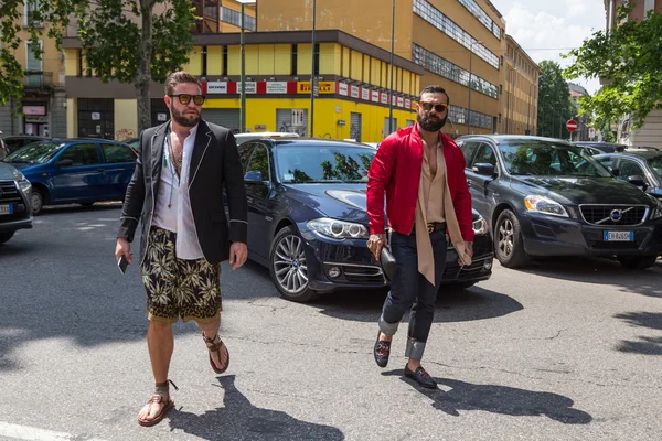 Moderiktiga människor under Milano mäns Fashion Week — Stockfoto