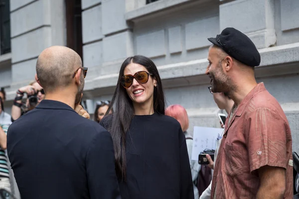 Moderiktiga människor under Milano mäns Fashion Week — Stockfoto