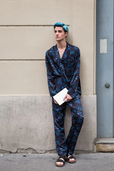 Modieuze man die zich voordeed tijdens de mannen van de Milan Fashion Week — Stockfoto