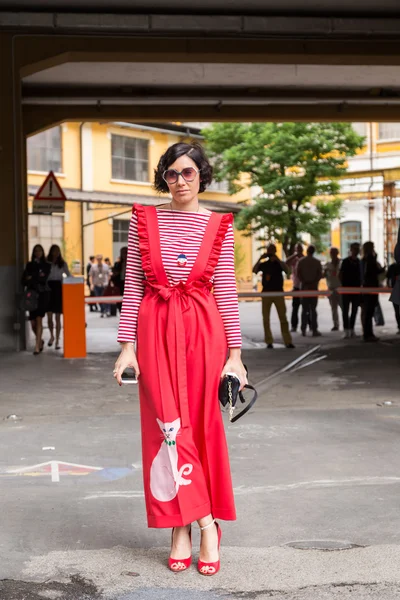 Donna alla moda in posa durante la settimana della moda maschile di Milano — Foto Stock