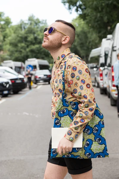 Homem elegante posando durante a Semana de Moda Masculina de Milão — Fotografia de Stock