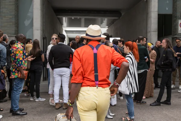 Moderiktiga människor under Milano mäns Fashion Week — Stockfoto