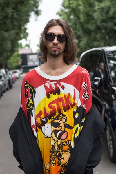 Modieuze man die zich voordeed tijdens de mannen van de Milan Fashion Week — Stockfoto