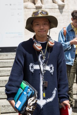 Şık adam Milan erkekler moda haftasında poz