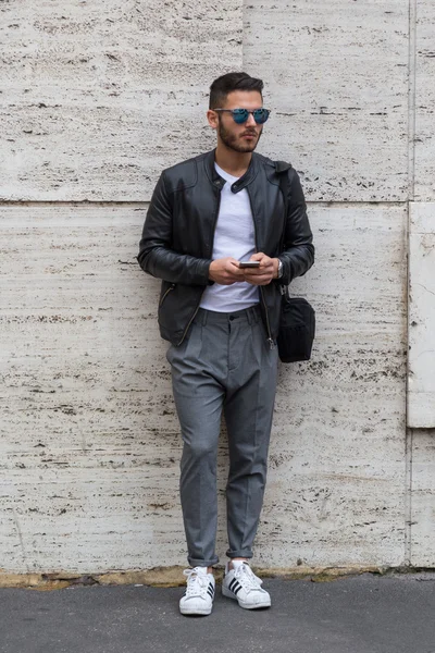Uomo alla moda in posa durante la settimana della moda maschile di Milano — Foto Stock