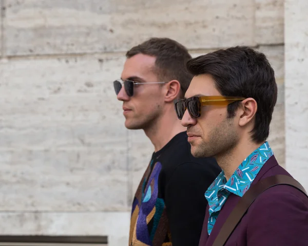 Dos hombres de moda posig durante Milan Men 's Fashion Week —  Fotos de Stock