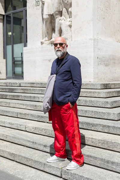 Modny mężczyzna pozowanie podczas tygodnia mody w Mediolanie mężczyzn — Zdjęcie stockowe