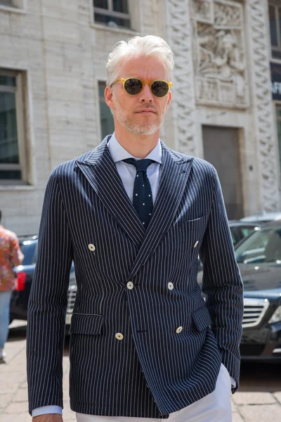 Fashionable man posing during Milan Men's Fashion Week — Stock Photo, Image