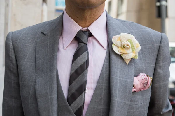 Detalle de un hombre de moda posando durante Milan Men 's Fashion We — Foto de Stock