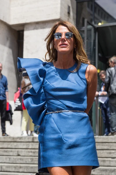 Modieuze vrouw die zich voordeed tijdens de mannen van de Milan Fashion Week — Stockfoto