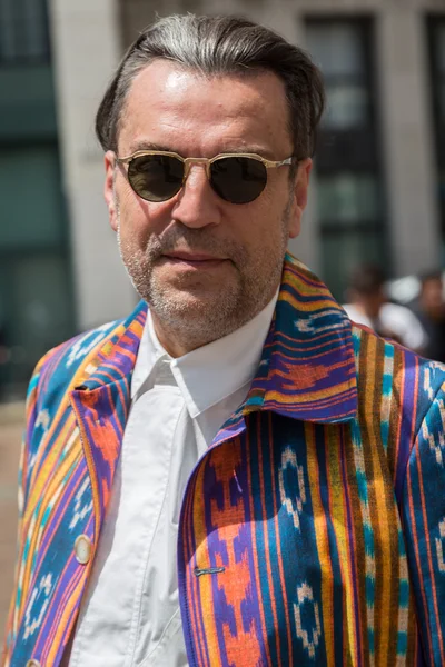 Μοντέρνα άνθρωπος που θέτουν κατά τη διάρκεια της εβδομάδας μόδας του Μιλάνο άνδρες — Φωτογραφία Αρχείου
