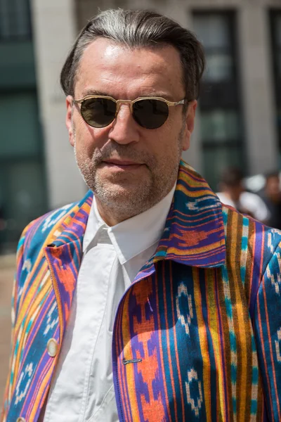 El hombre a la moda posando durante la Semana de la Moda de Milán Hombres — Foto de Stock