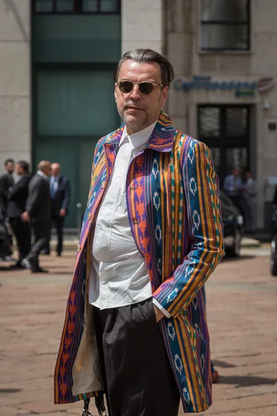 Homem elegante posando durante a Semana de Moda Masculina de Milão — Fotografia de Stock