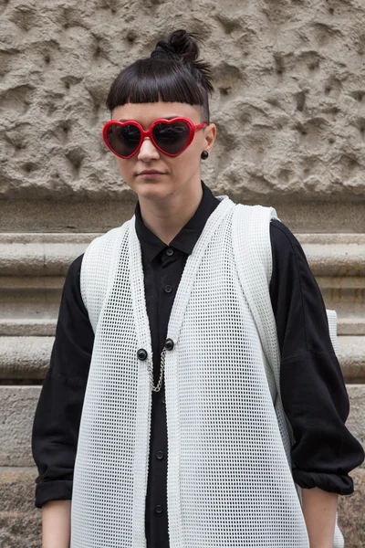 Mujer de moda posando durante Milan Semana de la Moda Masculina — Foto de Stock