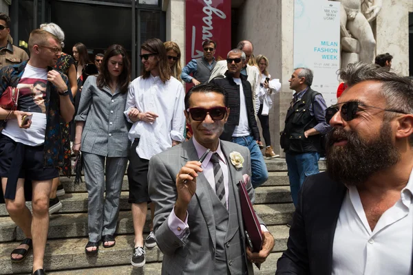 Des gens à la mode pendant la Fashion Week de Milan — Photo