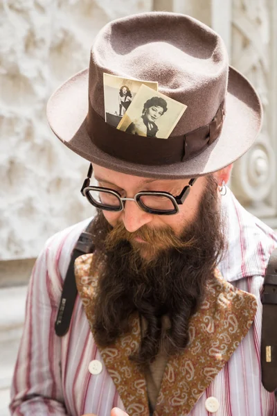 El hombre a la moda posando durante la Semana de la Moda de Milán Hombres — Foto de Stock