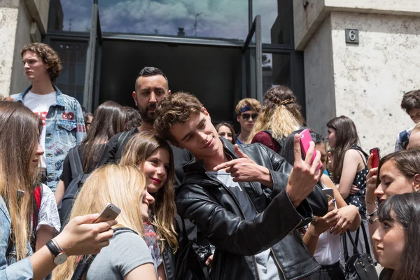 Bella modella che si fa un selfie durante la Milano Men's Fashion Week — Foto Stock