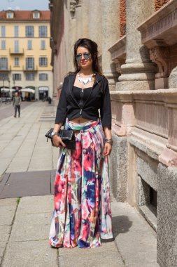 Milan erkekler moda haftasında poz moda kadın