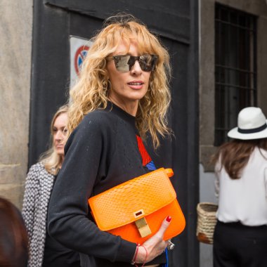 Milan erkekler moda haftasında poz moda kadın