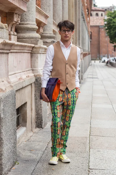 El hombre a la moda posando durante la Semana de la Moda de Milán Hombres — Foto de Stock