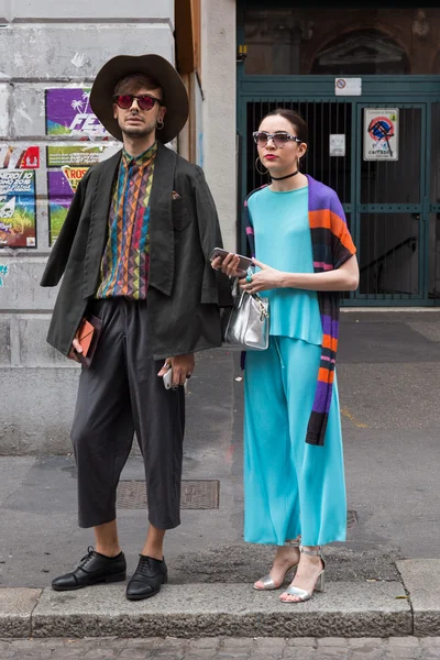 Due ragazzi alla moda durante la settimana della moda maschile di Milano — Foto Stock