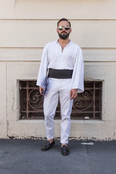 Modny człowiek posig podczas Milan mężczyzn Fashion Week — Zdjęcie stockowe