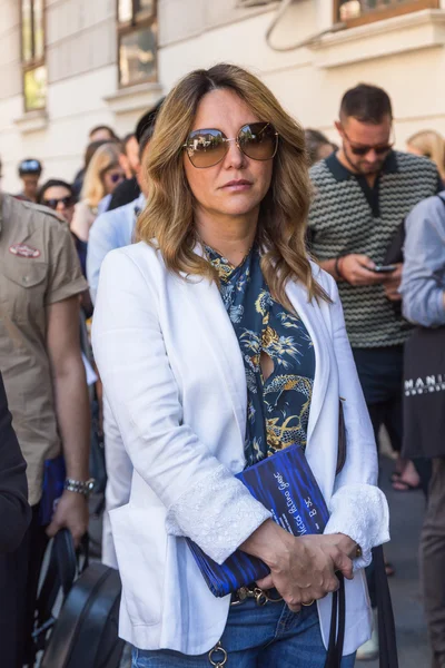 Позиция модной женщины на Неделе моды в Милане — стоковое фото