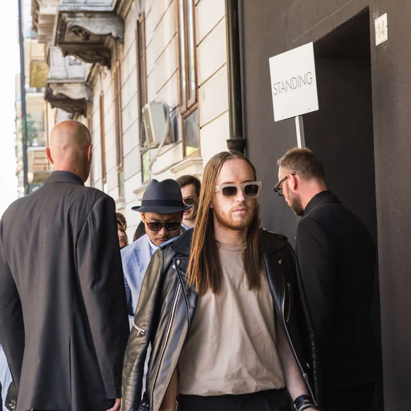 Les gens à la mode à Milan Semaine de la mode masculine — Photo