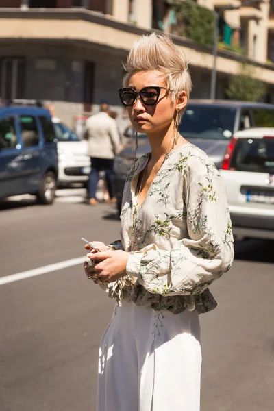 Mujer de moda posig durante Milan Semana de la Moda Masculina — Foto de Stock
