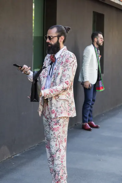 Milano Erkek Moda Haftası sırasında moda adam posig — Stok fotoğraf