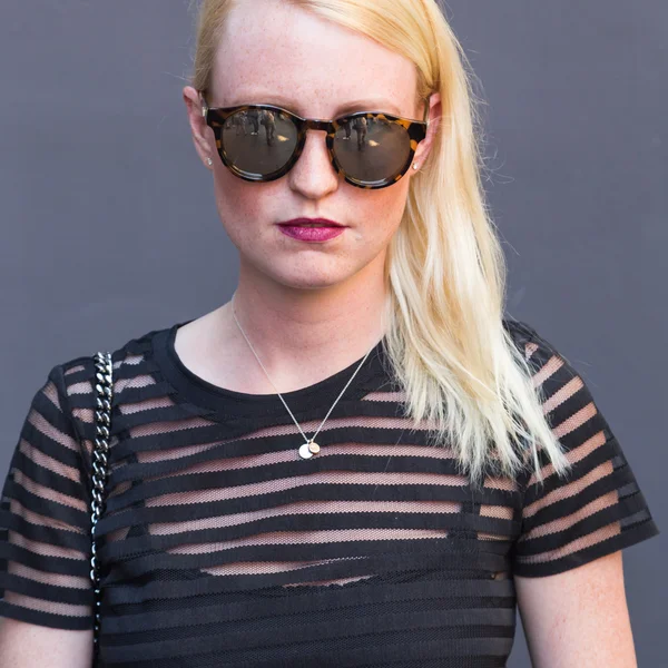 Fashionable woman posig during Milan Men's Fashion Week — Stock Photo, Image