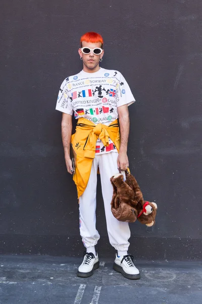 Fashionable man posig during Milan Men's Fashion Week — Stock Photo, Image