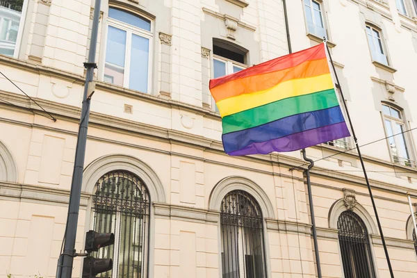 Bandeira do arco-íris no Pride 2016 em Milão, Itália — Fotografia de Stock